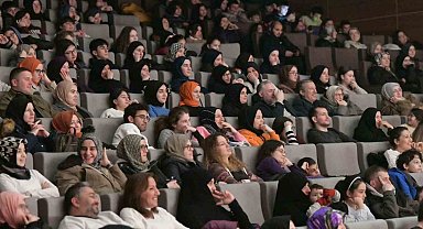 28 Şubat döneminin anlatıldığı "Bin Yıl" oyunu Başiskele'de sahnelendi