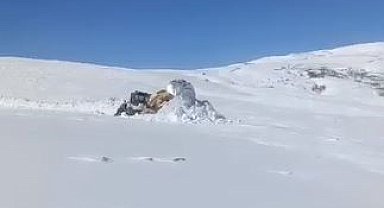 3 metreyi bulan karda yol açma çalışması