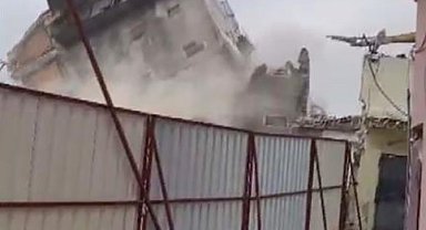 4 katlı bina, iş makinasının darbesiyle kağıt gibi yerle bir oldu
