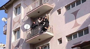 45 yıl hapisle aranan genç sarktığı balkonda polisten kaçamadı