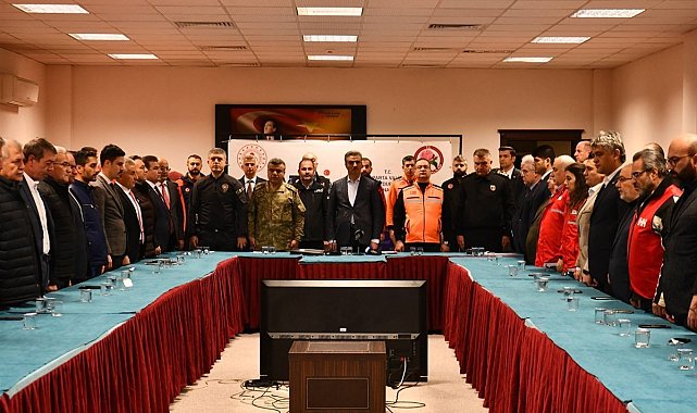 6 Şubat depreminde hayatını kaybedenler Isparta'da 04.17'de anıldı