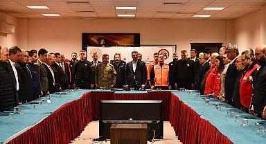 6 Şubat depreminde hayatını kaybedenler Isparta'da 04.17'de anıldı