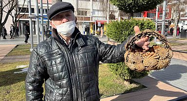 79 yaşında, elleriyle ördüğü kozalak sepetlerini sokaklarda satıyor