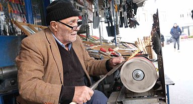 81 yaşındaki usta ilk günkü hevesle mesleğini sürdürüyor