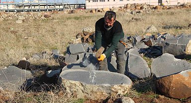 9 çocuk okutan baba, ekmeğini taştan çıkartıyor