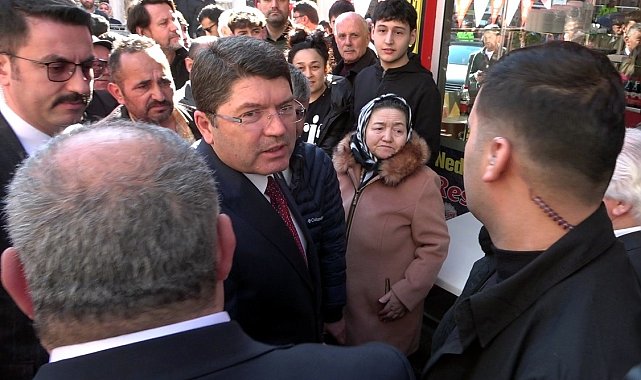 Adalet Bakanı Tunç'tan kıraathanedeki vatandaşlarla esprili sohbet