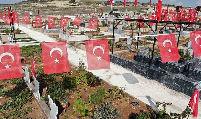 Adana'da deprem mezarlığı Türk bayrakları ile donatıldı