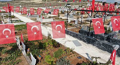 Adana'da deprem mezarlığı Türk bayrakları ile donatıldı