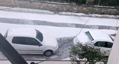 Adana'da dolu sokakları beyaza bürüdü