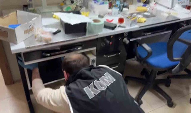 Adana'da kaçak diş polikliniğe operasyon: 2 gözaltı