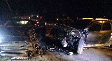 Adana'da otomobiller kafa kafaya çarpıştı: 2 yaralı