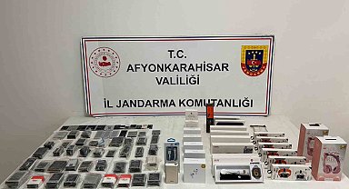 Afyonkarahisar'da kaçak telefon aksesuarları ele geçirildi