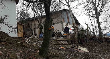 Ağaç budarken kafasına dal düştü, yaralandı