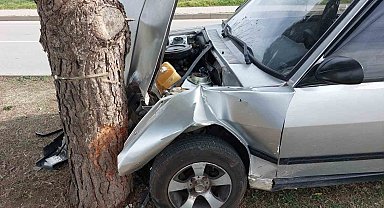 Ağaca çarpan Tofaş hurdaya döndü: 1 yaralı
