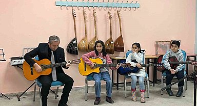 Ağrı Milli Eğitim Müdürü Kökrek, "Yetenek Sende Keşfet" projesi kapsamında öğrencileri ziyaret etti