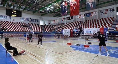 Ağrı'da gençler badmintonta yarıştı