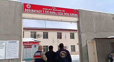Ağrı'da toplamda 15 yıl hapis cezası olan 2 firari yakalandı