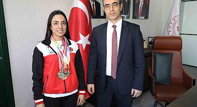 Ağrılı Milli Kayakçı Seher Kaçmaz madalyaları topladı