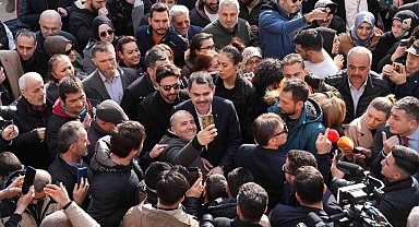 AK Parti İBB Başkan Adayı Kurum, Bahçelievler'de esnaf ziyareti sırasında tramvay sürdü