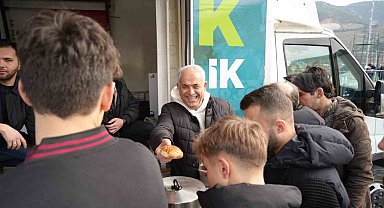 AK Parti'den maçın devre arasında taraftarlara çay simit ikramı