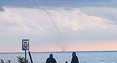 Akdeniz'de oluşan 2 hortum cep telefonuyla görüntülendi