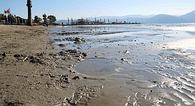 Akyaka'da deniz suyu 10 metre çekildi