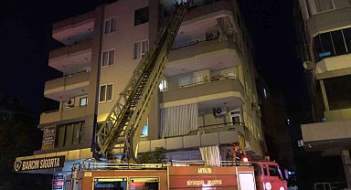 Alanya'da dört katlı binanın en üst katındaki yangın korkuttu