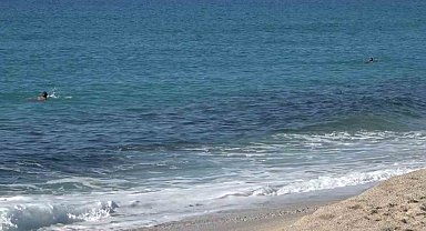 Alanya'da güzel havayı fırsat bilen turistler deniz kenarına koştu
