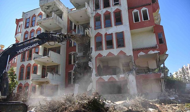 Alanya'da metruk binanın yıkım işlemi tamamlandı