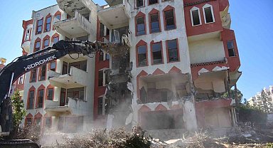 Alanya'da metruk binanın yıkım işlemi tamamlandı