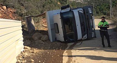 Alanya'da taş yüklü kamyon yan yattı