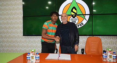 Alanyaspor, Nijeryalı genç futbolcu Akinlosotu ile profesyonel sözleşme imzaladı