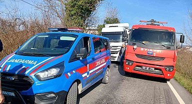 Alaplı'da iki tır kafa kafaya çarpıştı