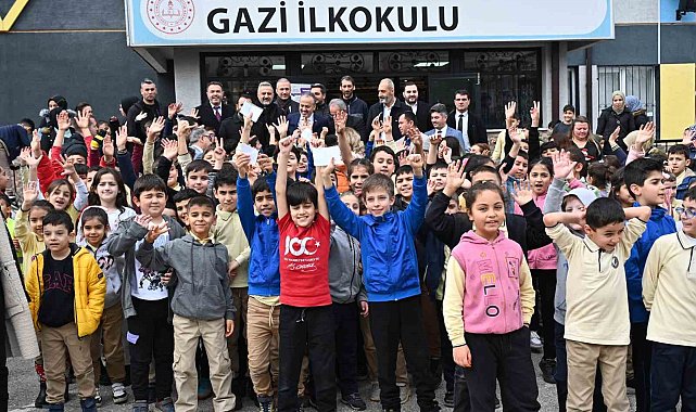 Alinur Aktaş'tan ders başı yapan öğrencileri ziyaret etti