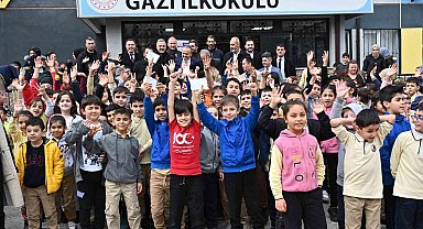 Alinur Aktaş'tan ders başı yapan öğrencileri ziyaret etti