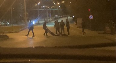 Alkollü mekanda çıkan kavga sokağa taştı, o anlar kamerada