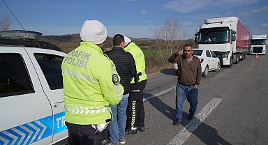 Alkollü sürücü, görevini yapan polise, "Seninle işim yok benim, kralı, hakimi, savcısı gelsin" dedi