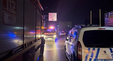 Alkollü sürücü yol ayrımındaki direğe çarptı: 3 arkadaş otomobilde sıkıştı
