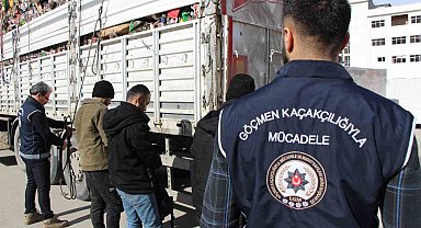 Amasya'da çöp dolu tırdan 3 kaçak göçmen çıktı