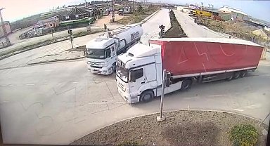 Amasya'da faciadan dönüldü, tankere çarpmaktan kurtulan tır yola devrildi