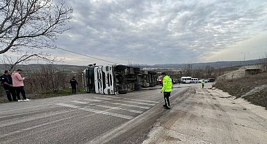 Amasya'da tır yan yatarak devrildi
