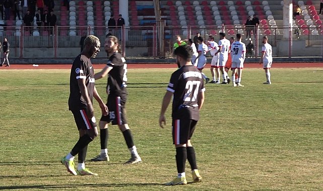 Amatör maçta futbolcudan hakeme yumruklu saldırı