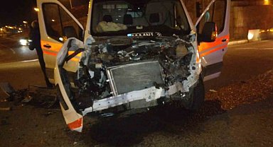 Ambulans ile işçi taşıyan minibüs çarpıştı: 8 yaralı