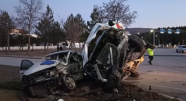 Ambulans ile otomobilin çarpıştığı kaza güvenlik kamerasına yansıdı