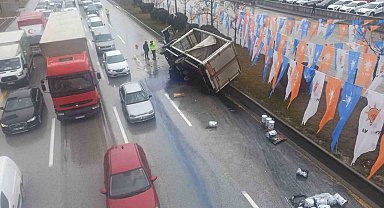 Ankara'da boya yüklü kamyon devrildi, yol maviye boyandı