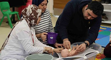 Anne ve baba adayları doğum öncesi ve sonrası için eğitim alıyor