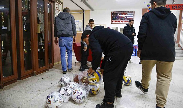 Antalya Büyükşehir'den okullara spor malzemesi desteği