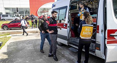 Antalya'da ikinci el otomobil bayisindeki yangın korkuttu: 3 kişi dumandan etkilendi