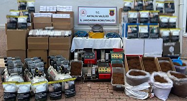 Antalya'da jandarmadan kaçak sigara imalathanesine baskın