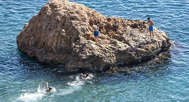 Antalya'da sıcaklık 20'ye ulaştı, çok sayıda kişi Akdeniz'in mavi sularında kulaç attı